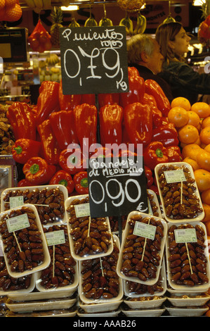 Peperoni freschi e le date nel Mercat de Sant Josep Barcellona s più colorato mercato alimentare di Barcellona Spagna Foto Stock