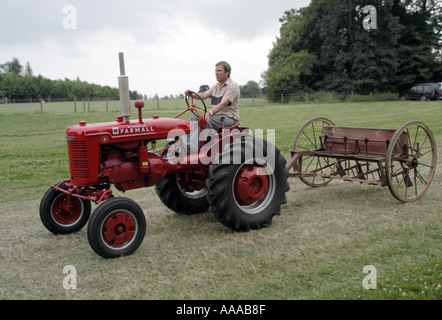 Vintage trattore sul display del Cotswold mostrano Cheltenham 5Luglio2003 Foto Stock