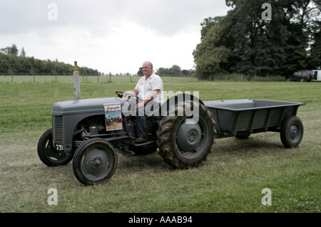 Vintage trattore sul display del Cotswold mostrano Cheltenham 5Luglio2003 Foto Stock