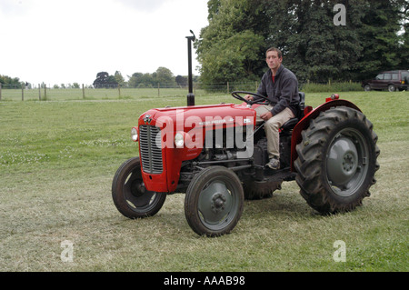 Vintage trattore sul display del Cotswold mostrano Cheltenham 5Luglio2003 Foto Stock