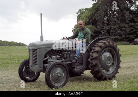 Vintage trattore sul display del Cotswold mostrano Cheltenham 5Luglio2003 Foto Stock