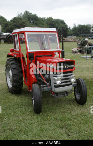 Vintage trattore sul display del Cotswold mostrano Cheltenham Foto Stock