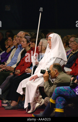 Druid bard fra la folla la visione di una cerimonia presso il National Eisteddfod St Davids Pembrokeshire West Wales UK Foto Stock