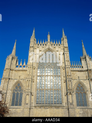 Grande finestra a tendina e a est la facciata della cattedrale di York Minster, città di York, North Yorkshire, Inghilterra, Regno Unito. Foto Stock