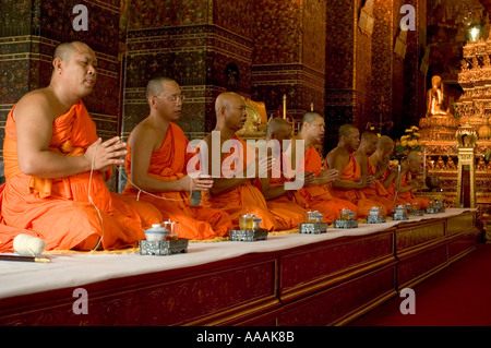 I monaci buddisti pregano presso il Grand Palace di Bangkok in Thailandia del sud-est asiatico Foto Stock