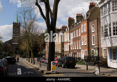 Hampstead Village, case di famiglia, St John's Church, Church Row London NW3. Inghilterra Regno Unito 2000s HOMER SYKES Foto Stock