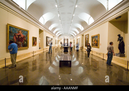 Le persone all'interno di una galleria al Museo del Prado di Madrid Spagna guardando i dipinti e le statue Foto Stock