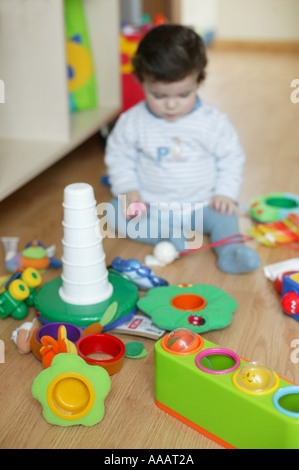 Baby boy giocare con giocattoli Foto Stock