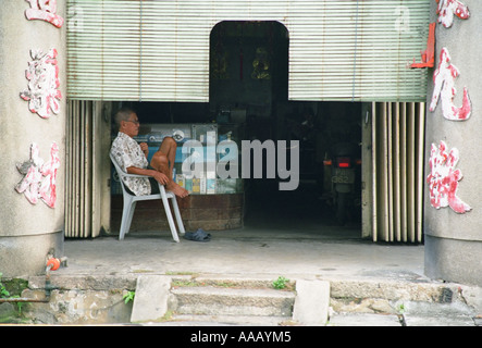 L'uomo rilassante a Chinatown Foto Stock