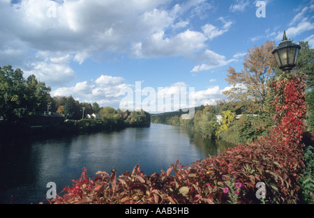 Vista del il fiume Deerfield dal ponte di fiori a Shelburne Falls, Massachusetts, STATI UNITI D'AMERICA. Foto Stock