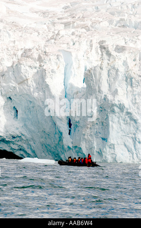 I passeggeri di crociera alla storica isola di elefante, Antartide è il sito di Sir Ernest Shackleton eroico salvataggio di 22 dei suoi uomini Foto Stock