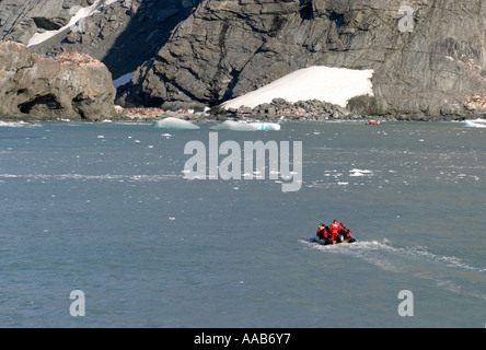 I passeggeri di crociera alla storica isola di elefante, Antartide è il sito di Sir Ernest Shackleton eroico salvataggio di 22 dei suoi uomini Foto Stock