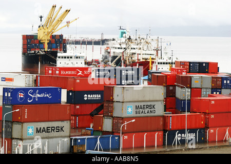 Maersk Container impilati in Ushuaia Port Harbour sono la prova della ricchezza generata da navi che attraccano in questo porto del braccio Foto Stock