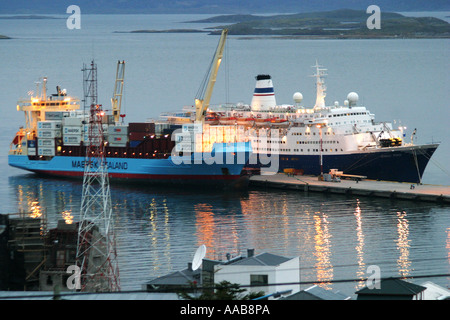 A Maersk nave commerciale si trova in Ushuaia porta opposta Antartico cruiseship Marco Polo Foto Stock