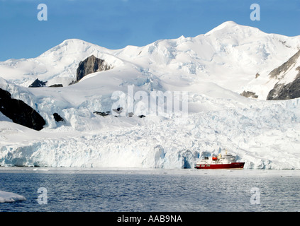 Petermann Island è la casa del mondo Gentoo southermost colonia di pinguini ed è uno dell'Antartide 10 siti più visitati. Foto Stock