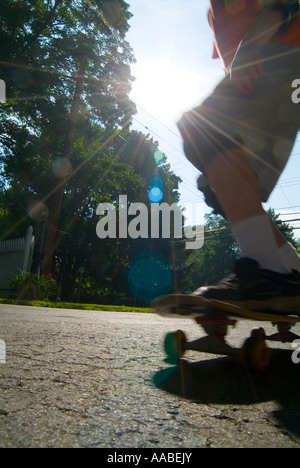 Ragazzo Skateboard Equitazione avendo divertimento al sole, STATI UNITI D'AMERICA Foto Stock