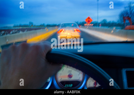 Vista di vetture in autostrada dal punto di vista dei driver con una mano sul volante e sul cruscotto e Motion Blur, Philadelphia, PA, Stati Uniti d'America Foto Stock