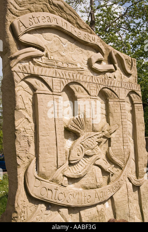 Regno Unito Galles Clwyd Shropshire Union Canal Llangollen ramo Acquedotto Pontcysyllte installato di recente scultura moderna Foto Stock