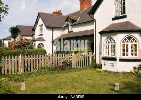 Regno Unito Galles Clwyd Chirk Church Street Lato Terrazza case gotiche di Chirk Castle station wagon Foto Stock