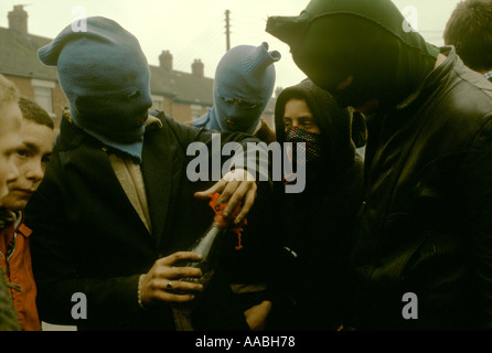 I problemi. Belfast, anni 1980 Adolescenti cattolici fabbricano bombe a benzina 1981 UK Irlanda del Nord HOMER SYKES Foto Stock