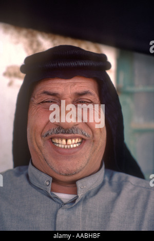 Marsh Arab ritratto iracheno di un uomo più anziano 1984. Sorridendo nella terra tradizionale paludi mesopotamiche Iraq 1980 HOMER SYKES Foto Stock