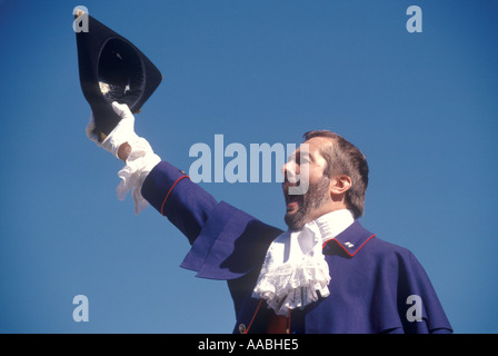 Town Crier concorrenza nel pieno grido in costume tradizionale. Hastings Sussex. Foto HOMER SYKES Foto Stock