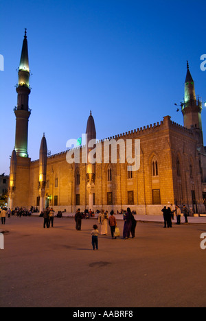 La Moschea Al-Hussein di notte al Cairo, Egitto Foto Stock