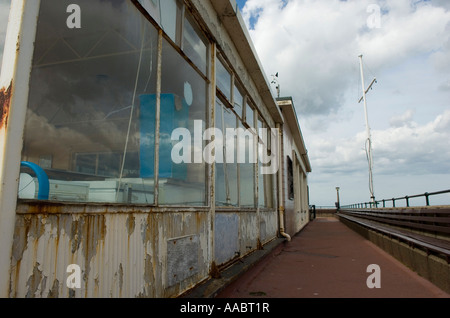 Weathered pierhead cafe' di trattativa, Kent, Inghilterra Foto Stock