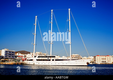 Yacht, porto di Tinos, Grecia Foto Stock