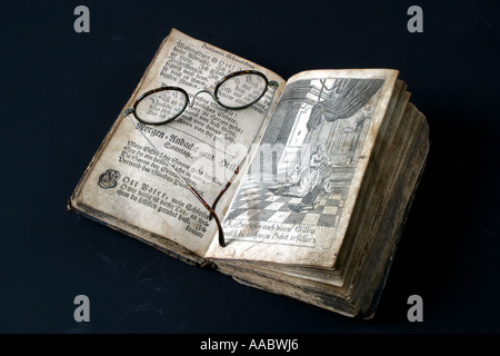 Vecchio libro con gli occhiali Foto Stock