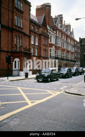 Londra taxi parcheggiato lungo una strada Londra UK giugno 1998 Foto Stock