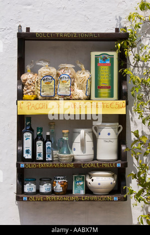 Tradizionali cibi pugliesi sul display al di fuori di un negozio Alberobello Puglia Italia Foto Stock