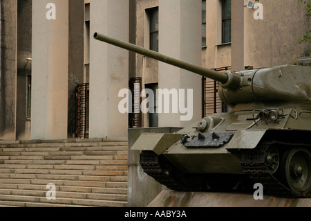 Un vecchio carro armato sovietico T-34 esposto all'esterno del museo dell'Esercito ( Armadni muzeum ) nel quartiere Zizkov di Praga, Repubblica Ceca Foto Stock