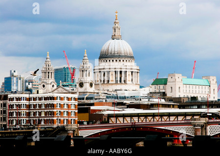 St Paul s Catherdral in forte rilievo contro un banco di nuvole scure su un nuvoloso giorno London REGNO UNITO Foto Stock