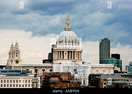 St Paul s Catherdral in forte rilievo contro un banco di nuvole scure su un nuvoloso giorno London REGNO UNITO Foto Stock