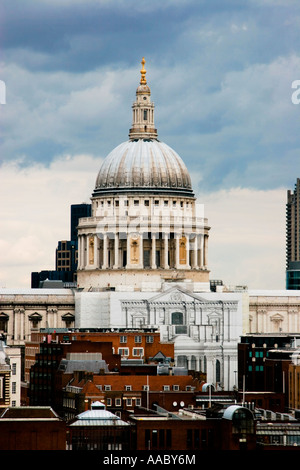 St Paul s Catherdral in forte rilievo contro un banco di nuvole scure su un nuvoloso giorno London REGNO UNITO Foto Stock