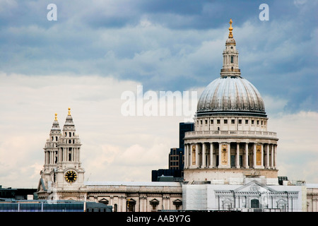 St Paul s Catherdral in forte rilievo contro un banco di nuvole scure su un nuvoloso giorno London REGNO UNITO Foto Stock