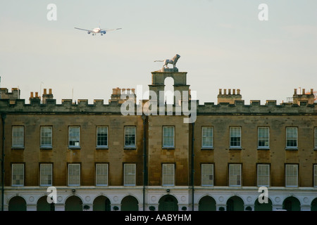 Un aeromobile scendendo nell aeroporto di Heathrow vola sopra Syon House West London REGNO UNITO Foto Stock