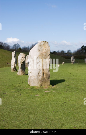 Il cerchio di pietra che circonda il villaggio di Avebury nel Wiltshire non lontano da Stonehenge Foto Stock