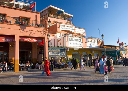 Terrazza rialzata caffè Piazza Djemaa El Fna a Marrakech marocco Foto Stock