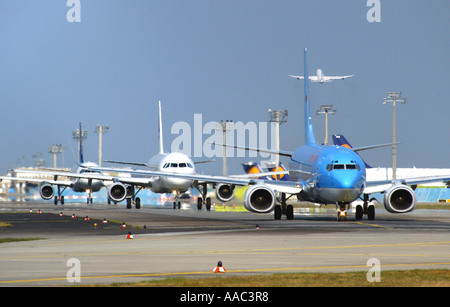 Gli aeroplani di attendere per avviare il permesso Foto Stock