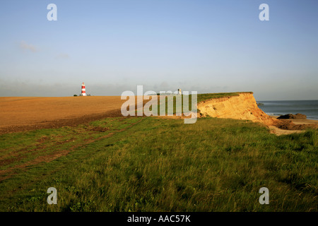 Clifftop sentiero erodendo scogliere sulla costa di Norfolk tra carrello e Gap Happisburgh, Norfolk, Inghilterra, Regno Unito, Europa. Foto Stock