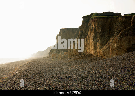 Una vista della spiaggia e scogliere in North Norfolk di mattina presto la luce a Weybourne, Norfolk, Inghilterra, Regno Unito, Europa. Foto Stock