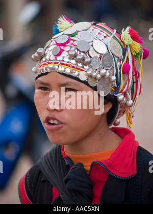 Giovane donna Akha vicino fino in piazza del mercato di Muang Singh Laos Foto Stock