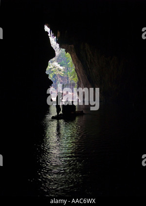 Boatman canottaggio passeggeri all'interno del Tham Lot Grotta della Thailandia Foto Stock