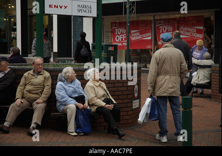 Gli anziani su un banco, Bournemouth Foto Stock