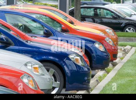 Le righe delle autovetture nuove in vendita nella nuova concessionaria auto Parcheggio Foto Stock