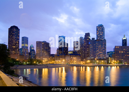 Sullo skyline di Chicago edifici Twilight notte , STATI UNITI Foto Stock