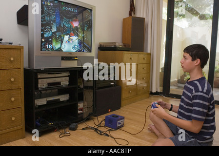 Ragazzo adolescente che gioca al videogioco Nintendo Gamecube Foto Stock