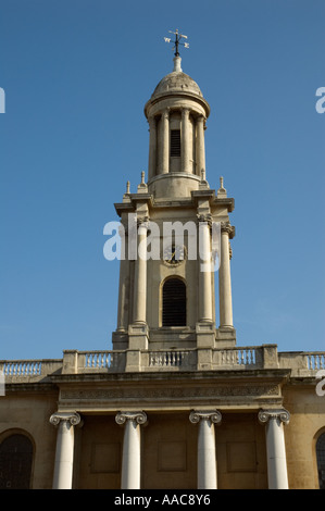 Chiesa della Santa Trinità su Marylebone Road di fronte Great Portland Street London REGNO UNITO Foto Stock